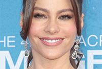 Sofia-vergara-classic-evening-makeup-side